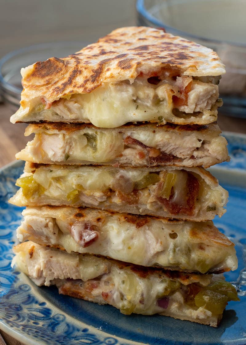 This Turkey Bacon Ranch Quesadilla is the quickest, easiest protein packed lunch! One quesadilla will give you 40 grams of protein for only 8 net carbs!