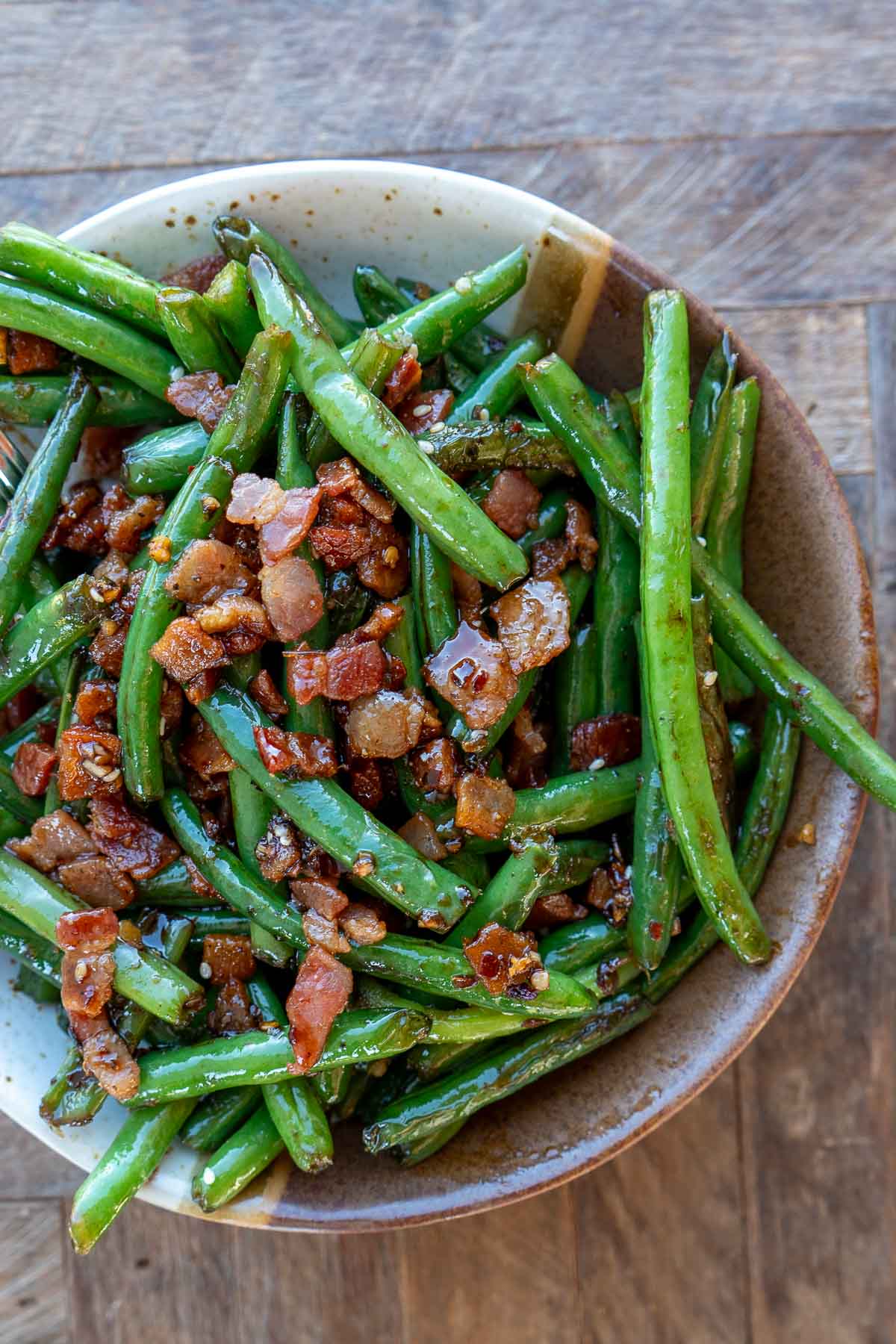 easy sweet and spicy green beans with bacon (easy keto side dish)