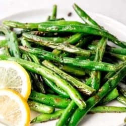 close up image of lemon pepper green breans