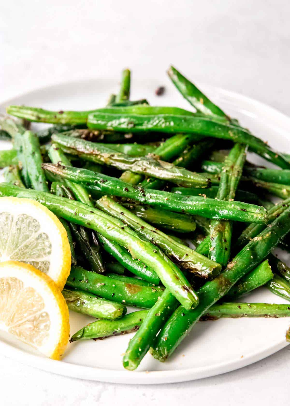 close up image of lemon pepper green breans