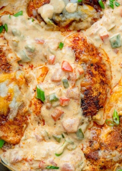 close, overhead image of sante fe chicken in cast iron skillet